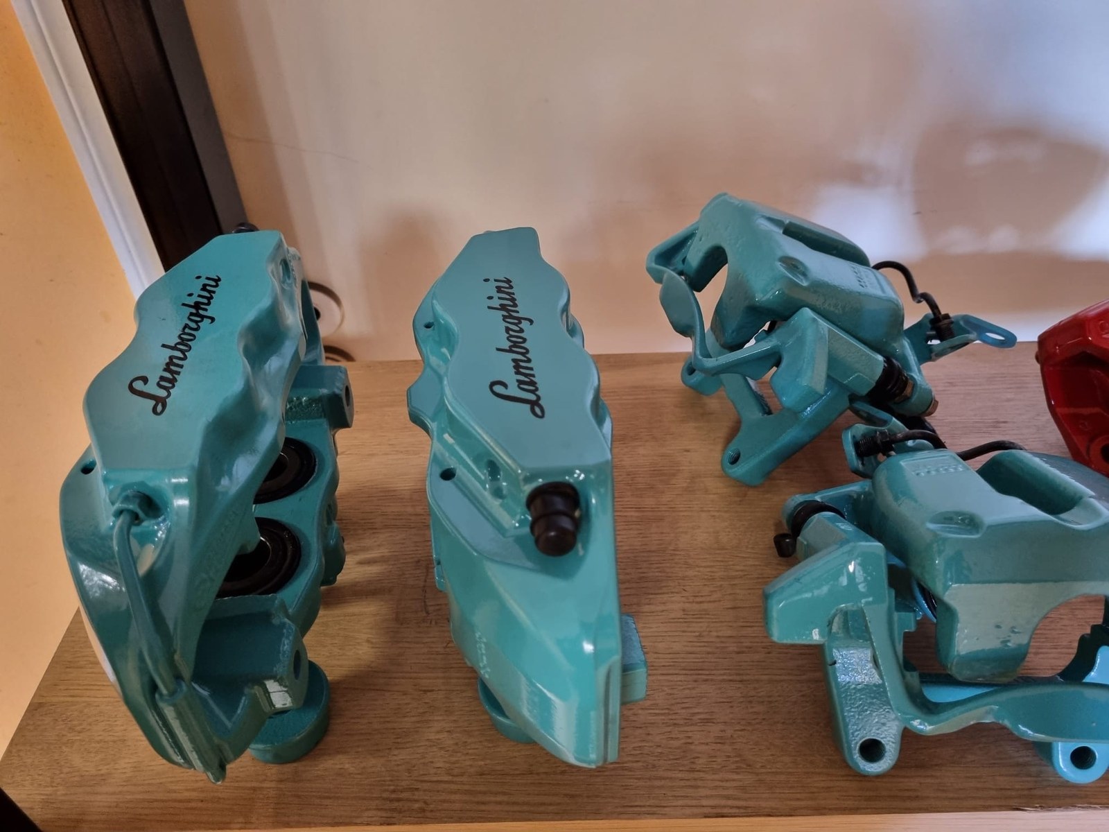 Lamborghini suporti tirkīza krāsā